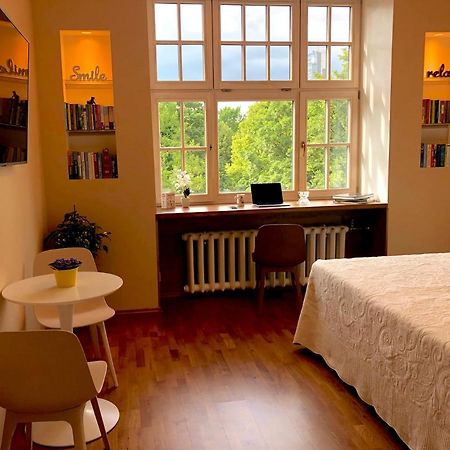Centrally Located Apartment Overlooking Vermanes Park Riga Esterno foto