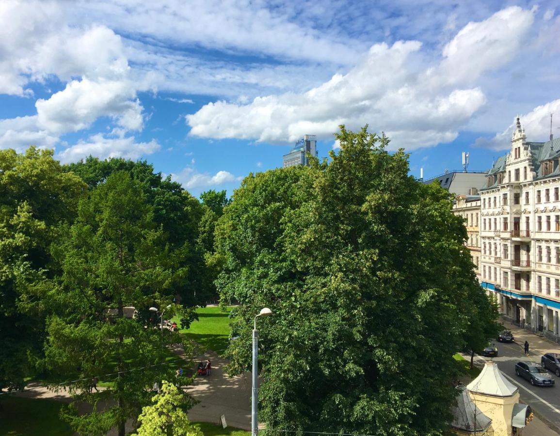 Centrally Located Apartment Overlooking Vermanes Park Riga Esterno foto