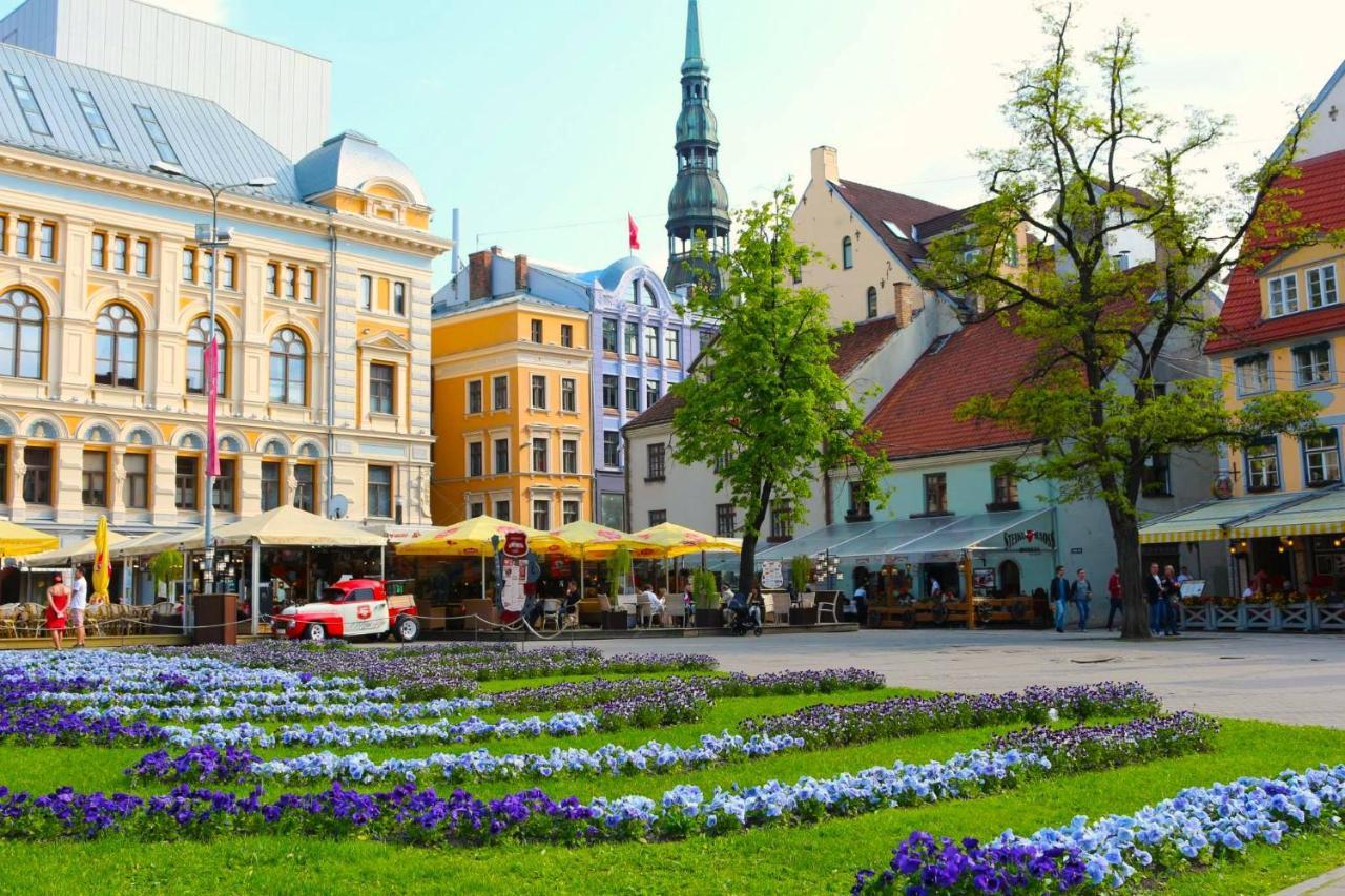 Centrally Located Apartment Overlooking Vermanes Park Riga Esterno foto