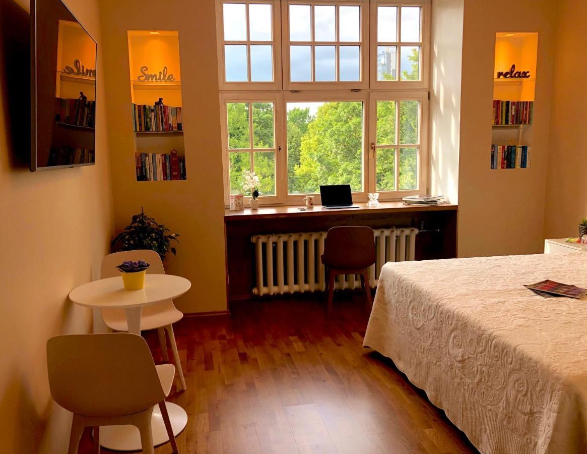 Centrally Located Apartment Overlooking Vermanes Park Riga Esterno foto
